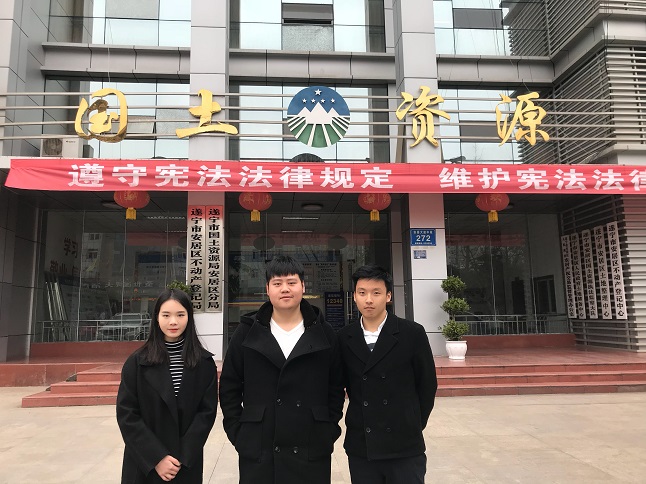 浙大马院赴13省市基层党组织从严治党实践团-四川省遂宁市国土资源局安居区分局党支部-梁佳苗与访谈者合影 - 副本.jpg