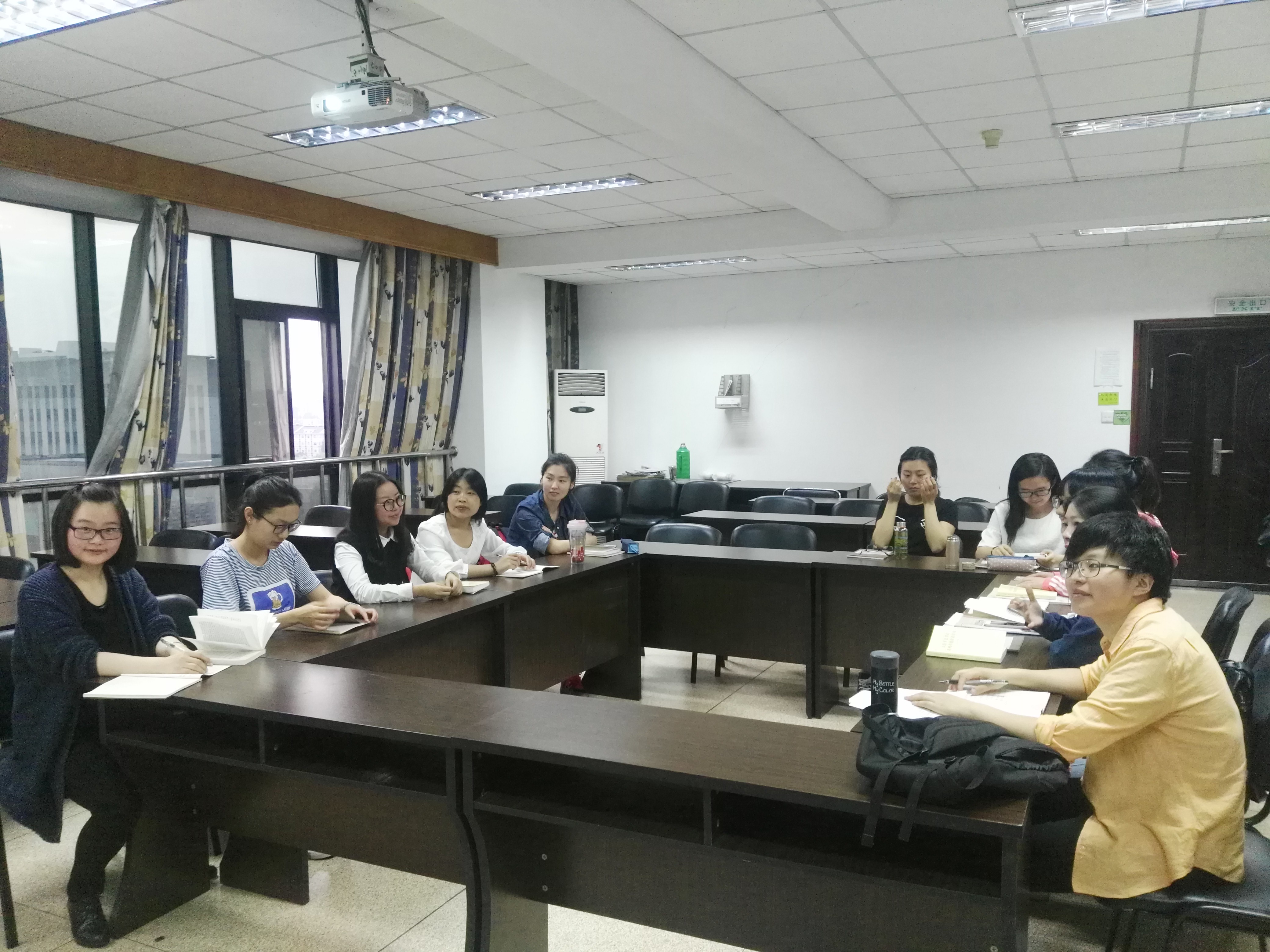 研一支部2.jpg 研一支部2.jpg