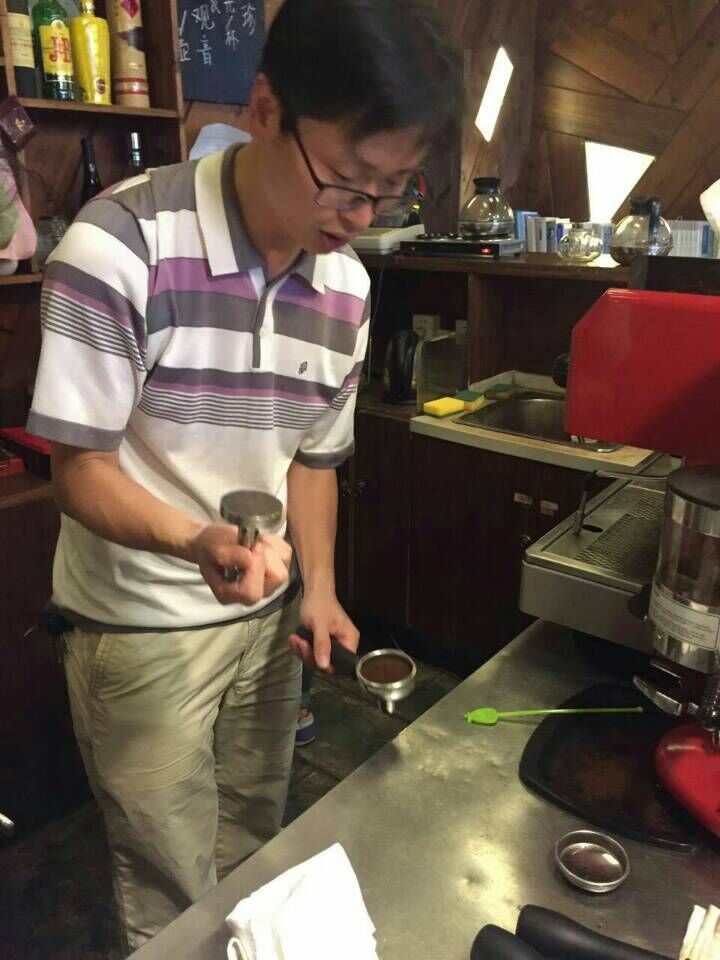 潘老师示范做咖啡.jpg